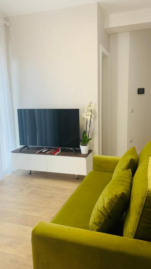 Proper Central Apartment Tirana Bagian luar foto