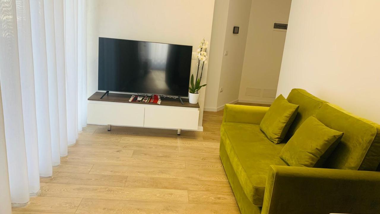 Proper Central Apartment Tirana Bagian luar foto