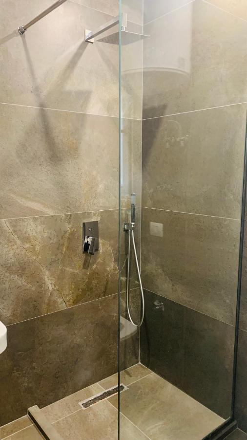Proper Central Apartment Tirana Bagian luar foto
